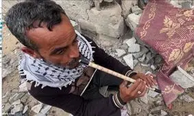 فلوت‌نوازی یک فلسطینی روی ویرانه‌های خانه‌اش/ ویدئو