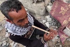 فلوت‌نوازی یک فلسطینی روی ویرانه‌های خانه‌اش/ ویدئو