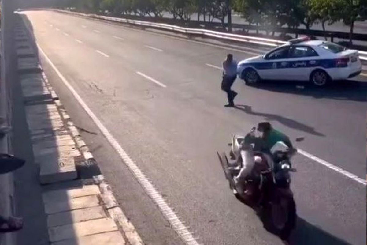 برخورد با مامور پلیس راهوری که باتوم پرتاب کرد/ ویدئو