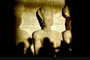 برنامه ریزی سرقت مجسمه ۱۰ تنی فرعون با استفاده از جرثقیل

