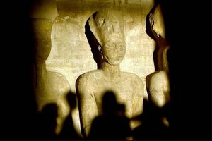 برنامه ریزی سرقت مجسمه ۱۰ تنی فرعون با استفاده از جرثقیل


