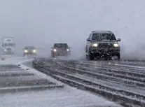 شاسی‌بلند از جاده یخ‌زده به داخل حیاط سقوط کرد/ ویدئو