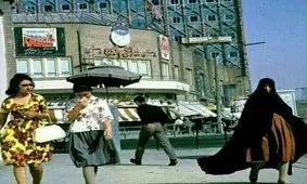 گفتگویی دهه پنجاهی با خانمی که ماشینش را دوبله پارک کرده بود/ ویدئو