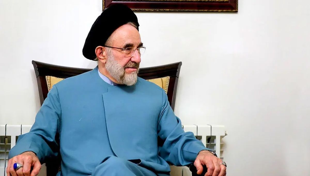 یزدی صحبت کردن سید محمد خاتمی در سفر به یزد/ بوسه بر دست پدر شهید سید علیمحمد فروغنیا/ ویدئو