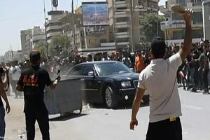 حمله عراقی‌های خشمگین به کاروان حامل الکاظمی/ ویدئو