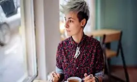 روانشناسی شخصیت/ افرادی که این 9 نشانه را دارند یعنی با کمبود محبت و بی توجهی در دوران کورکی بزرگ شده اند