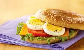 دو مدل ساندویچ جذاب و خوشمزه با تخم مرغ آب پز