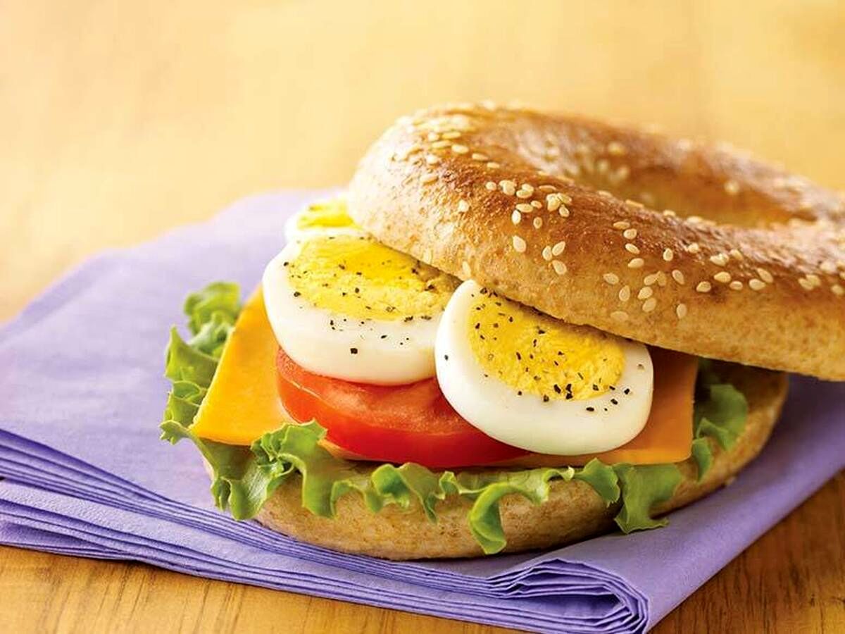 دو مدل ساندویچ جذاب و خوشمزه با تخم مرغ آب پز