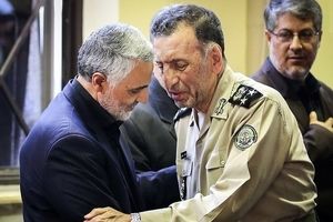  سفر به تاریخ؛ رهبر انقلاب با لباس بلوچی در کنار «سرلشکر سلیمی، فرماندۀ سابق ارتش»؛ دهۀ 60/ عکس

