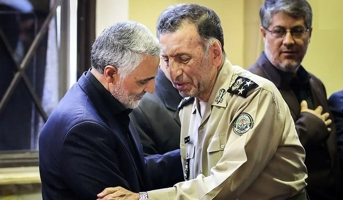  سفر به تاریخ؛ رهبر انقلاب با لباس بلوچی در کنار «سرلشکر سلیمی، فرماندۀ سابق ارتش»؛ دهۀ 60/ عکس

