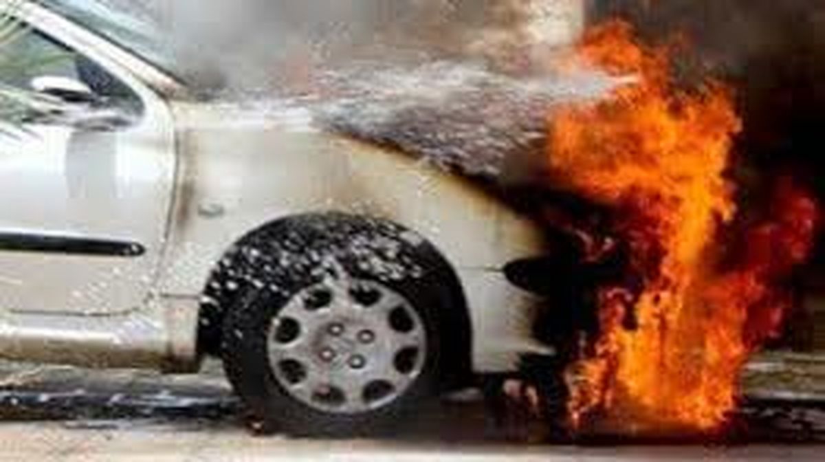 آتش گرفتن خودروی زانتیا در خیابان شاپور آبادان/ ویدئو