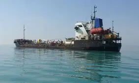 توقیف ۲ شناور خارجی در آب‌های بوشهر؛ کشف ۱.۵ میلیون لیتر سوخت قاچاق
