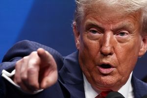 میانجی‌گری نمایشی ترامپ؛ حمله نظامی با یک‌ دست، پرچم صلح با دست دیگر

