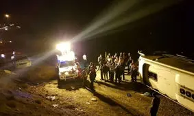 واژگونی اتوبوس در محور دامغان_سمنان/ ۳۰ نفر مصدوم شدند