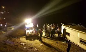 واژگونی اتوبوس در محور دامغان_سمنان/ ۳۰ نفر مصدوم شدند