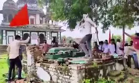 حمله گروهی از هندوها به یک زیارتگاه مسلمانان در هند/ ویدئو