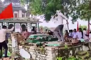 حمله گروهی از هندوها به یک زیارتگاه مسلمانان در هند/ ویدئو