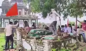 حمله گروهی از هندوها به یک زیارتگاه مسلمانان در هند/ ویدئو