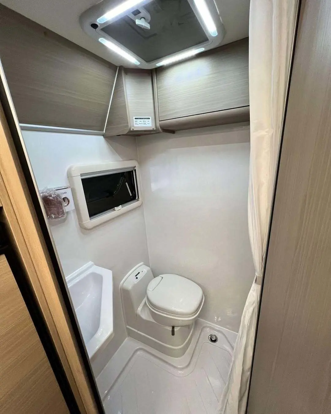 نمای خارجی خودرو کمپر چانگان Peak View RV مدل ۲۰۲۵ بر پایه پیکاپ هانتر در طبیعت، مجهز به سایه‌بان برقی و تجهیزات کمپینگ آفرودی.