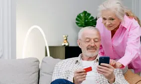 گوشی هوشمند، ذهن سالمندان را فعال تر می‌کند/ ویدئو