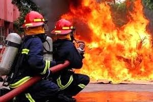 آتش‌سوزی در یک مجتمع تجاری واقع در بندر درگهان قشم/ ویدئو
