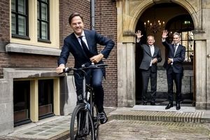 نخست‌وزیر هلند قدرت را به جانشینش سپرد و با دوچرخه به خانه بازگشت/ ویدئو

