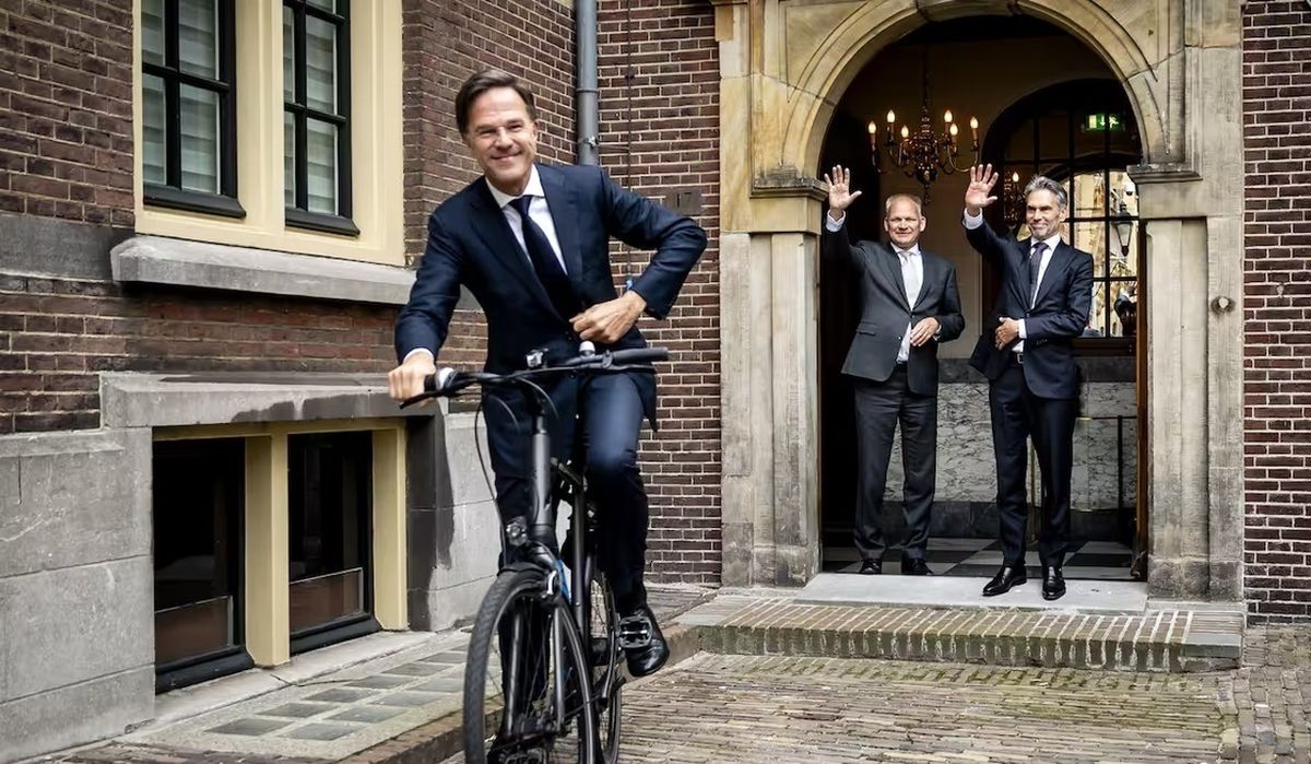 نخست‌وزیر هلند قدرت را به جانشینش سپرد و با دوچرخه به خانه بازگشت/ ویدئو

