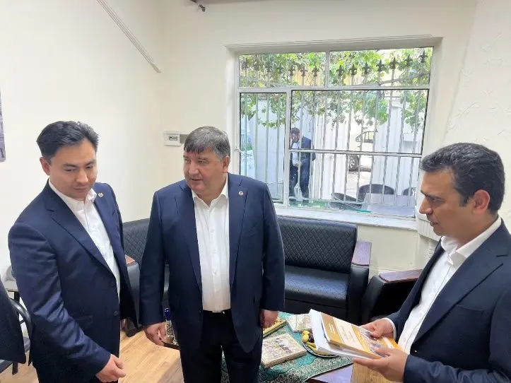 دکتر فراشیانی و رئیس دانشگاه فدرال کازان