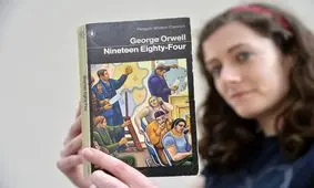 رمان «۱۹۸۴» اورول، پرفروش‌ترین کتاب روسیه شد/ دیکتاتوری استالین در این رمان منعکس شده و برخی او را با پوتین مقایسه می کنند

