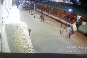 گیر کردن دست یک پیرمرد در میان درب قطار/ ویدئو