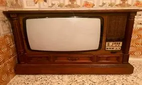 تبلیغ تلویزیون رنگی پارس/ عکس