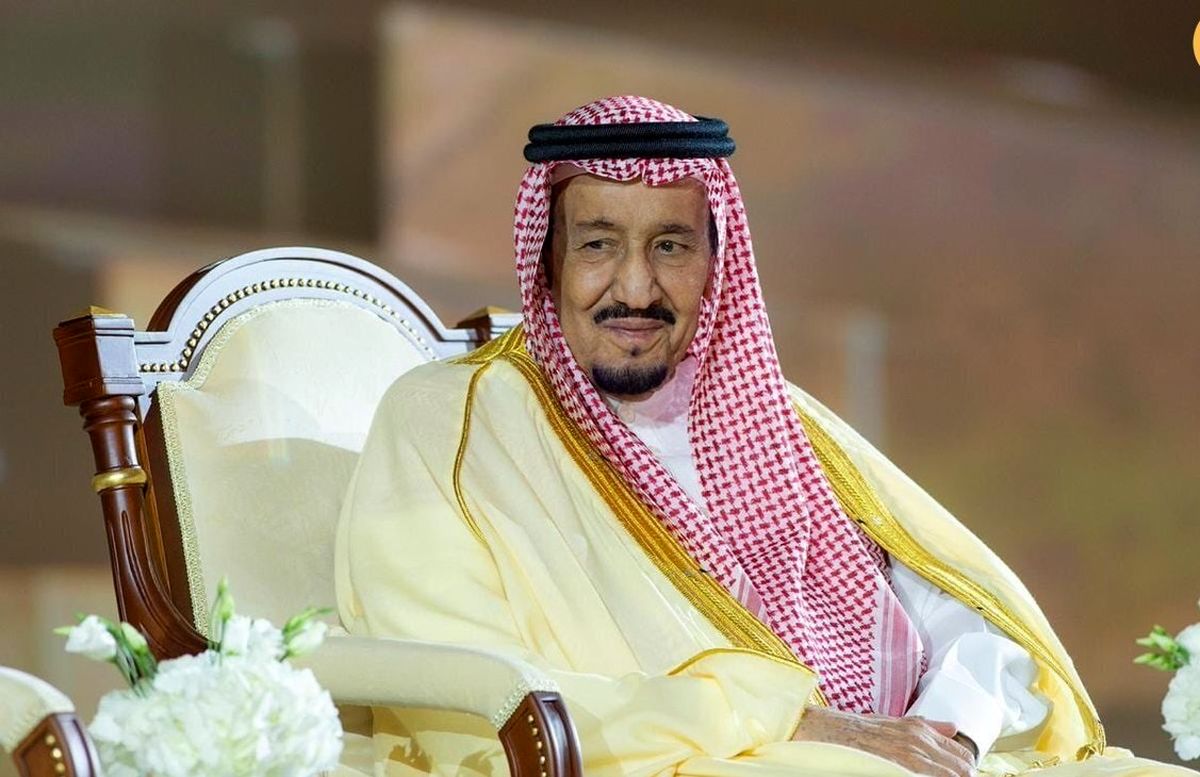 پادشاه عربستان در کنار نوه و نتیجه‌اش