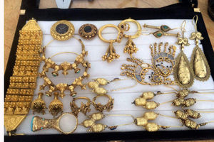 کشف جواهرات قاچاق در فرودگاه