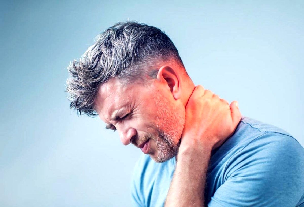 گردن درد چه عللی دارد و چطور درمان میشود؟