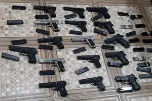 کشف یک کوله پشتی حاوی 18 قبضه کلت و 200 تیر جنگی