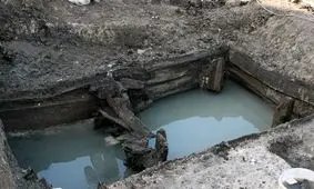 کشف چاه‌های دوهزارساله با الواح چوبی و سکه‌های تقلبی