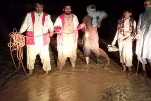 سیلاب ۲ مسیر در جنوب سیستان و بلوچستان را بست/ نجات ۵ گرفتار در سیلاب