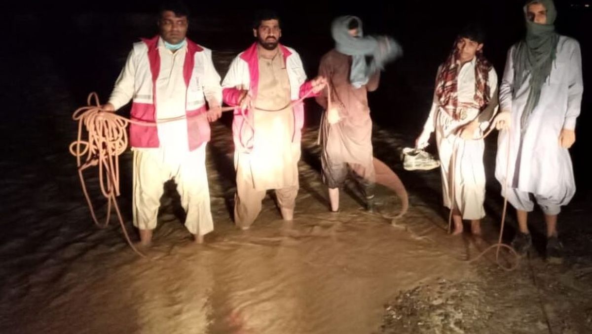 سیلاب ۲ مسیر در جنوب سیستان و بلوچستان را بست/ نجات ۵ گرفتار در سیلاب