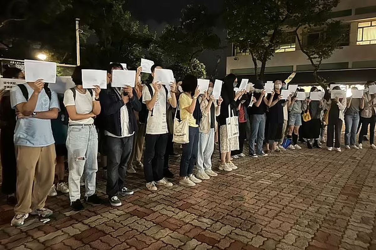  چرا نماد معترضان در چین، کاغذ A4 سفید است؟/ ویدئو
