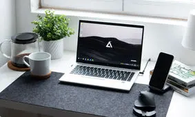 ۱۴ چیزی که بهتر است روی میز کارتان داشته باشید

