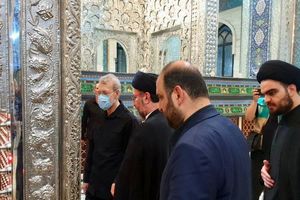 علی لاریجانی در حال خدمت رسانی به زائران اربعین در یکی از مواکب حسینی