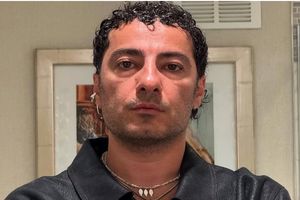 استایل جدید نوید محمدزاده از داخل سرویس بهداشتی