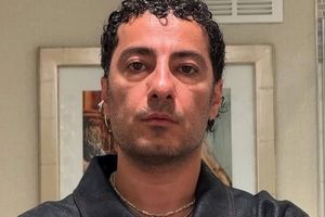 استایل جدید نوید محمدزاده از داخل سرویس بهداشتی