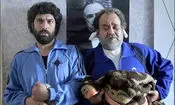 گریه های مجید صالحی هنگام انتقال پیکر اکبر عبدی از خانه اش/ ویدئو