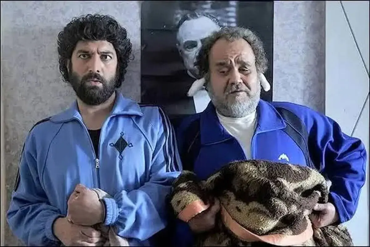 گریه های مجید صالحی هنگام انتقال پیکر اکبر عبدی از خانه اش/ ویدئو