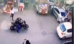 زیر گرفتن یک زن توسط موتورسوار/ ویدئو