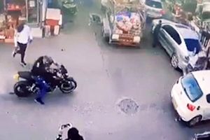 زیر گرفتن یک زن توسط موتورسوار/ ویدئو