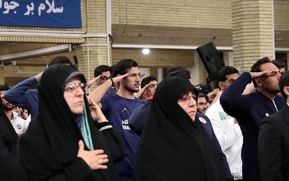 سلام نظامی ورزشکاران در دیدار قهرمانان و مدالآوران ورزشی و المپیادهای علمی جهانی با رهبر انقلاب/ تصاویر