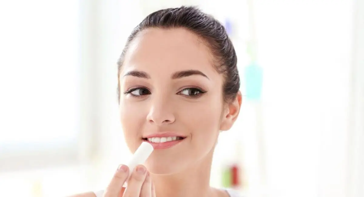  آیا استفاده از نرم کننده لب اعتیاد آور است؟
