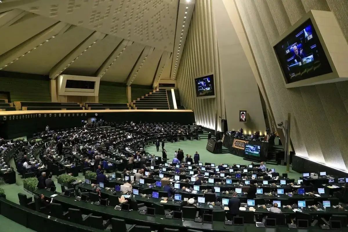 نمایندگان میخواهند مملکت را وارد سیاهچاله روابط بینالملل کنند